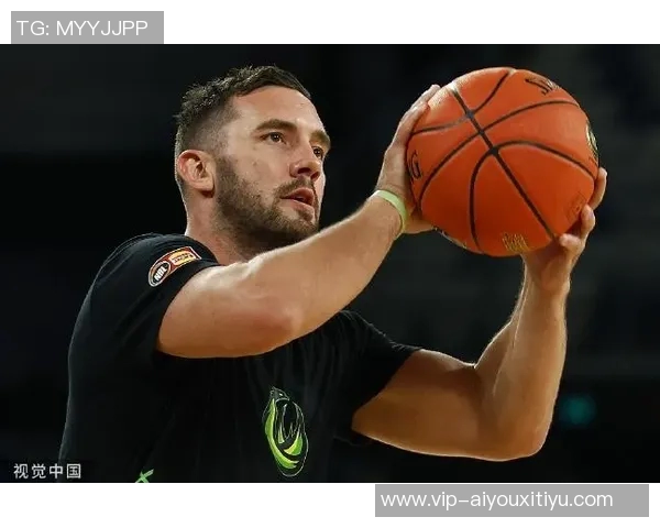 热心市民杰伦布朗发起慈善保龄球赛队友教练及工作人员积极参与助力公益